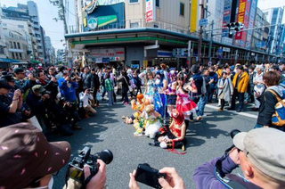 Illustration for article titled Cosplay Overruns the Streets of Osaka